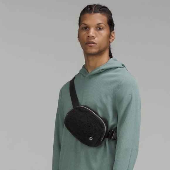 NWT Lululemon Everywhere Fleece Belt Bag. Black Large. Black Fleece - Picture 6 of 6